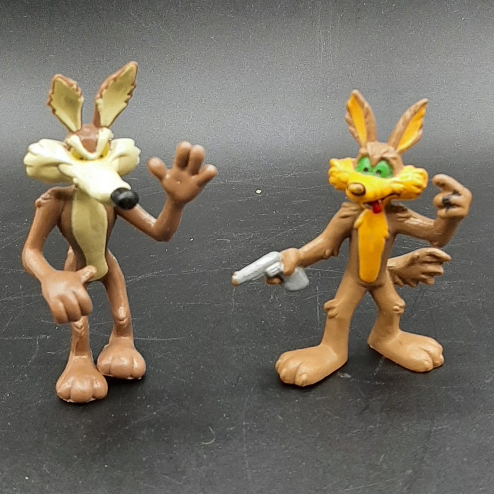 Lot of 2 Rare Vintage 1994 & 1989 Wile E. Coyote Figure From The Road Runner